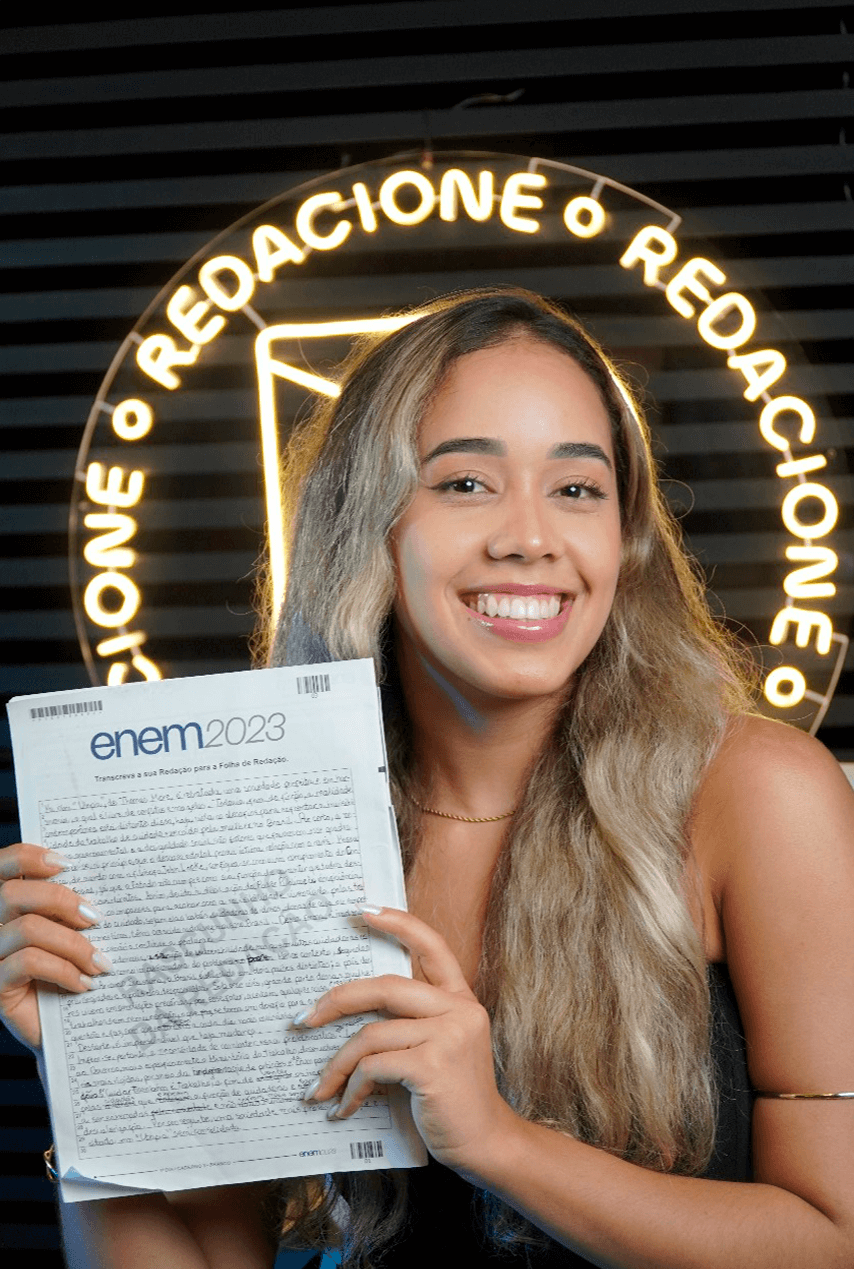Aluna Redacione mostrando sua redação do Enem